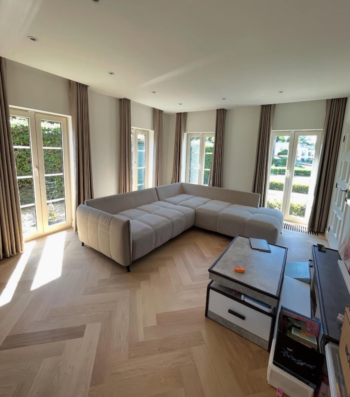 Elegante overgordijnen in luxe interieur