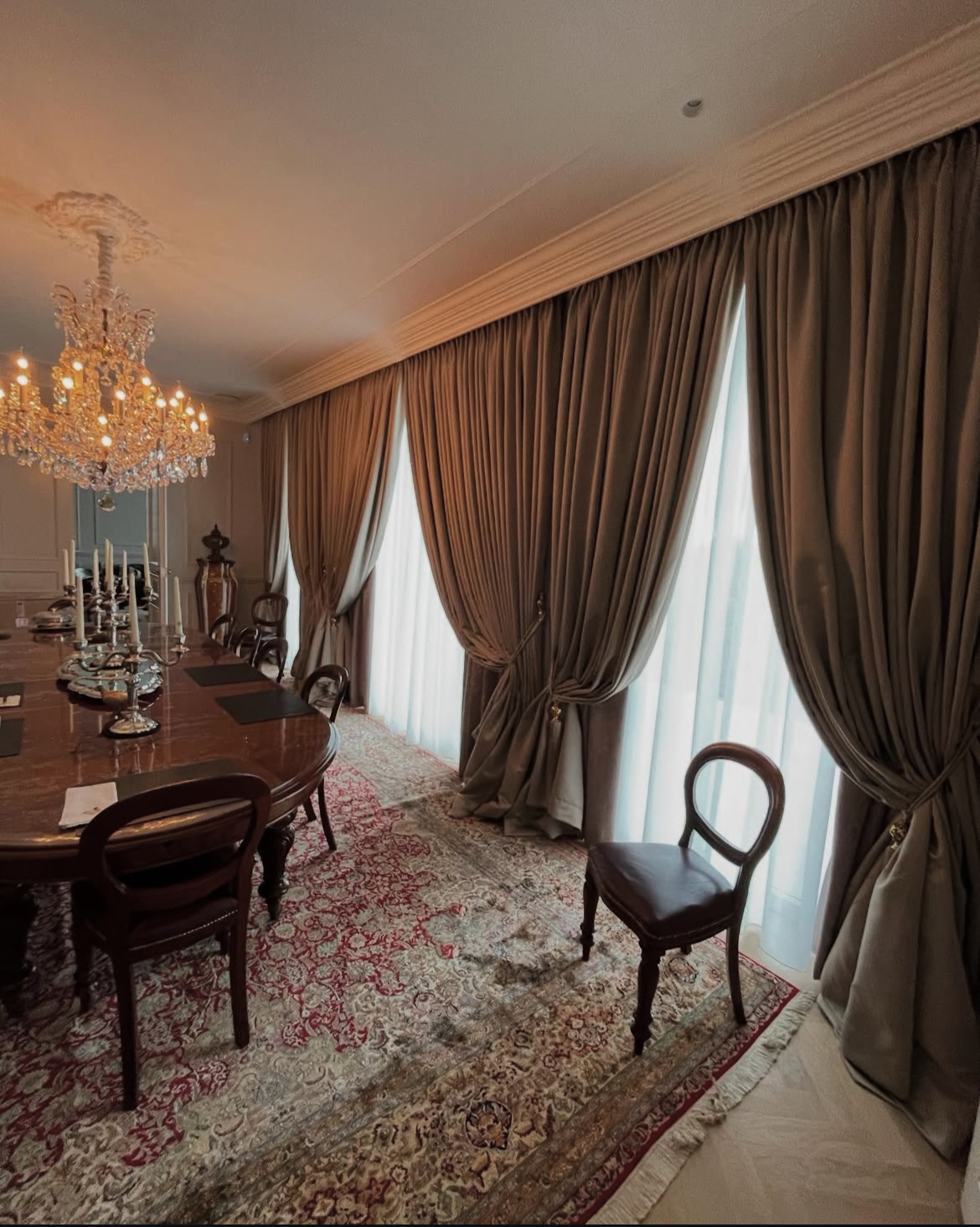 Luxurious dining room with curtains
